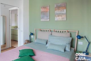 Nel disimpegno, uno specchio a figura intera con cornice in legno, appoggiato in verticale alla parete di fianco al bagno riflette l'ingresso della camera matrimoniale, dilatando le prospettive di quest'area di passaggio. Nella stanza (foto sotto), appoggiato alla parete tinteggiata di verde, il letto in betulla di gusto nordico con cuscini fissati alla testiera fa parte, come i comodini, della coll. Bjorksnas di Ikea; le lampade da tavolo orientabili sono il modello Forsa, sempre di Ikea. Pitture murali Alphamat SF di Sikkens. Nel disimpegno, uno specchio a figura intera con cornice in legno, appoggiato in verticale alla parete di fianco al bagno riflette l'ingresso della camera matrimoniale, dilatando le prospettive di quest'area di passaggio. Nella stanza (foto sotto), appoggiato alla parete tinteggiata di verde, il letto in betulla di gusto nordico con cuscini fissati alla testiera fa parte, come i comodini, della coll. Bjorksnas di Ikea; le lampade da tavolo orientabili sono il modello Forsa, sempre di Ikea. Pitture murali Alphamat SF di Sikkens.