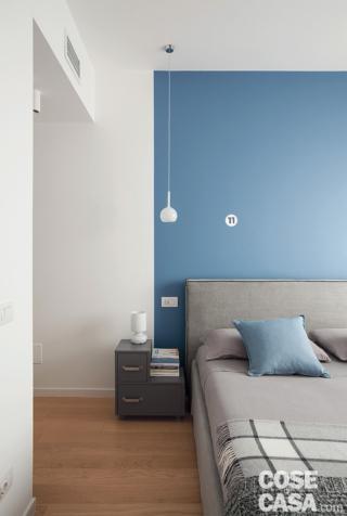 Le sospensioni che illuminano la zona lettura sono le Glo Mini di Penta Light. Le sospensioni che illuminano la zona lettura sono le Glo Mini di Penta Light.