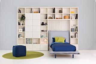 Il letto Charme in vendita su diotti.com ha un'alta testata imbottita che permette di leggere comodamente piedini Vasetto in laccato opaco blu: basta posizionarlo sotto una libreria a ponte per arredare la cameretta di un piccolo lettore. Il letto misura L 118 x P 226 x H 119 cm. Prezzo a partire da 1.413,31 euro. www.diotti.com Il letto Charme in vendita su diotti.com ha un'alta testata imbottita che permette di leggere comodamente piedini Vasetto in laccato opaco blu: basta posizionarlo sotto una libreria a ponte per arredare la cameretta di un piccolo lettore. Il letto misura L 118 x P 226 x H 119 cm. Prezzo a partire da 1.413,31 euro. www.diotti.com