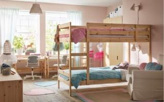 Il letto a castello Mydal di Ikea Italia può essere posizionato a centro stanza come elemento divisore nella cameretta di due sorelle per separare la zona relax da quella dedicata allo studio. Ha una linea essenziale, senza tempo e la struttura realizzata in legno massiccio di pino, ecologico, durevole e riciclabile. Misura L 206 x P 97 x H 157 cm. Prezzo 269 euro. www.ikea.com Il letto a castello Mydal di Ikea Italia può essere posizionato a centro stanza come elemento divisore nella cameretta di due sorelle per separare la zona relax da quella dedicata allo studio. Ha una linea essenziale, senza tempo e la struttura realizzata in legno massiccio di pino, ecologico, durevole e riciclabile. Misura L 206 x P 97 x H 157 cm. Prezzo 269 euro. www.ikea.com