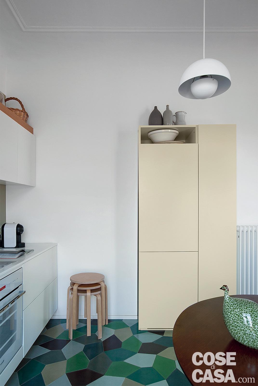 Su un lato della cucina l'armadio giallo è stato realizzato da Falegnameria Fratelli Mombelli per contenere la colonna del frigorifero. Le cementine a pavimento sono della Serie Pentagon di Popham Design.