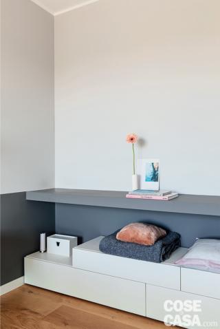 camera matrimoniale, dettaglio, moduli in laccato bianco, mensola grigia, pavimento in parquet camera matrimoniale, dettaglio, moduli in laccato bianco, mensola grigia, pavimento in parquet