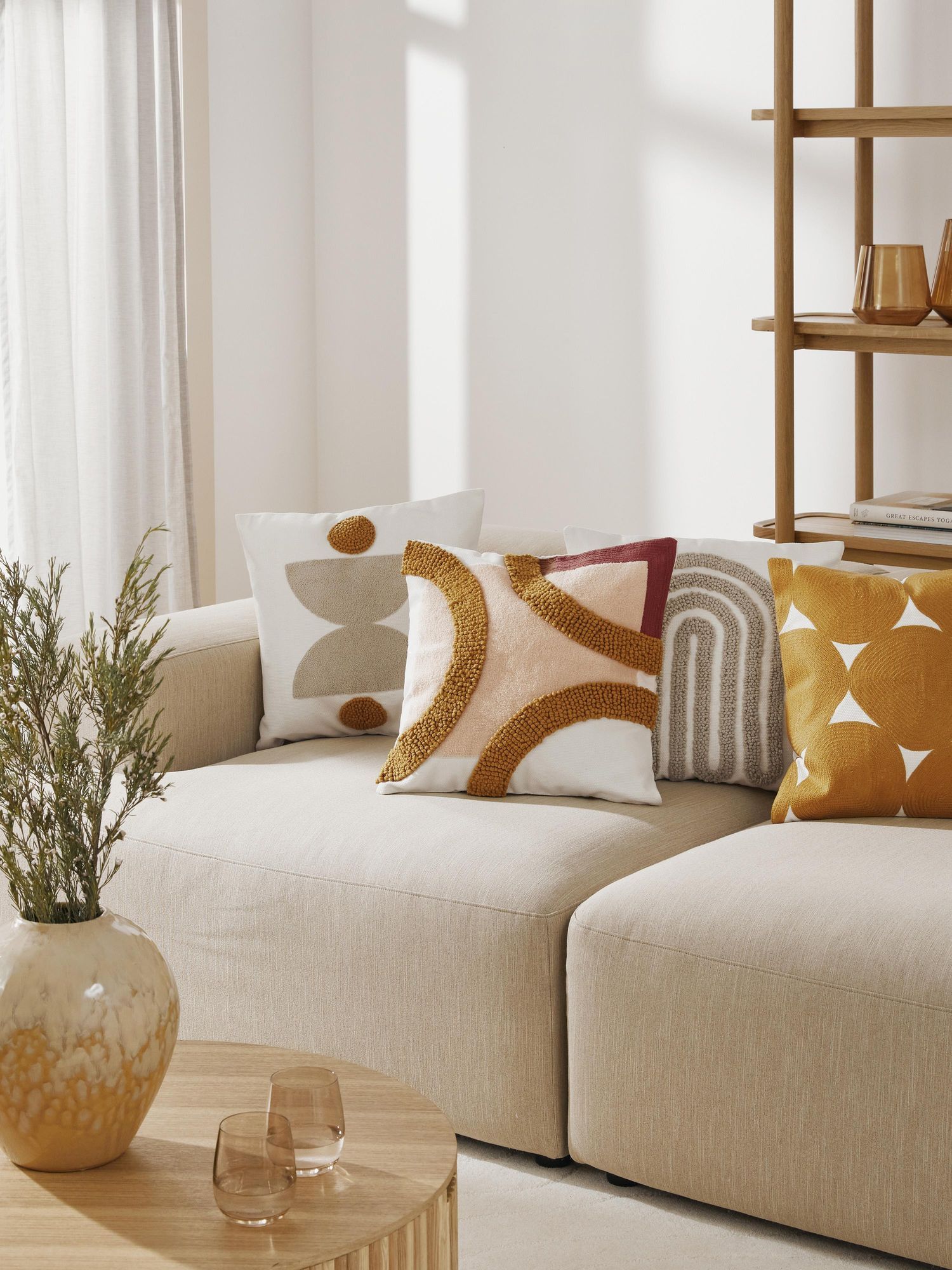 Un motivo in rilievo per i copricuscino in puro cotone bianco latte ricamato Izad e Reza di Westwing Collection. Un mix di cuscini quadrati con fantasie diverse nei toni del giallo ocra permette di rinnovare il divano chiaro. Misurano L 45 x P 45 cm. Prezzo rispettivamente 27,99 euro e 39,99 euro. www.westwing.it Un motivo in rilievo per i copricuscino in puro cotone bianco latte ricamato Izad e Reza di Westwing Collection. Un mix di cuscini quadrati con fantasie diverse nei toni del giallo ocra permette di rinnovare il divano chiaro. Misurano L 45 x P 45 cm. Prezzo rispettivamente 27,99 euro e 39,99 euro. www.westwing.it