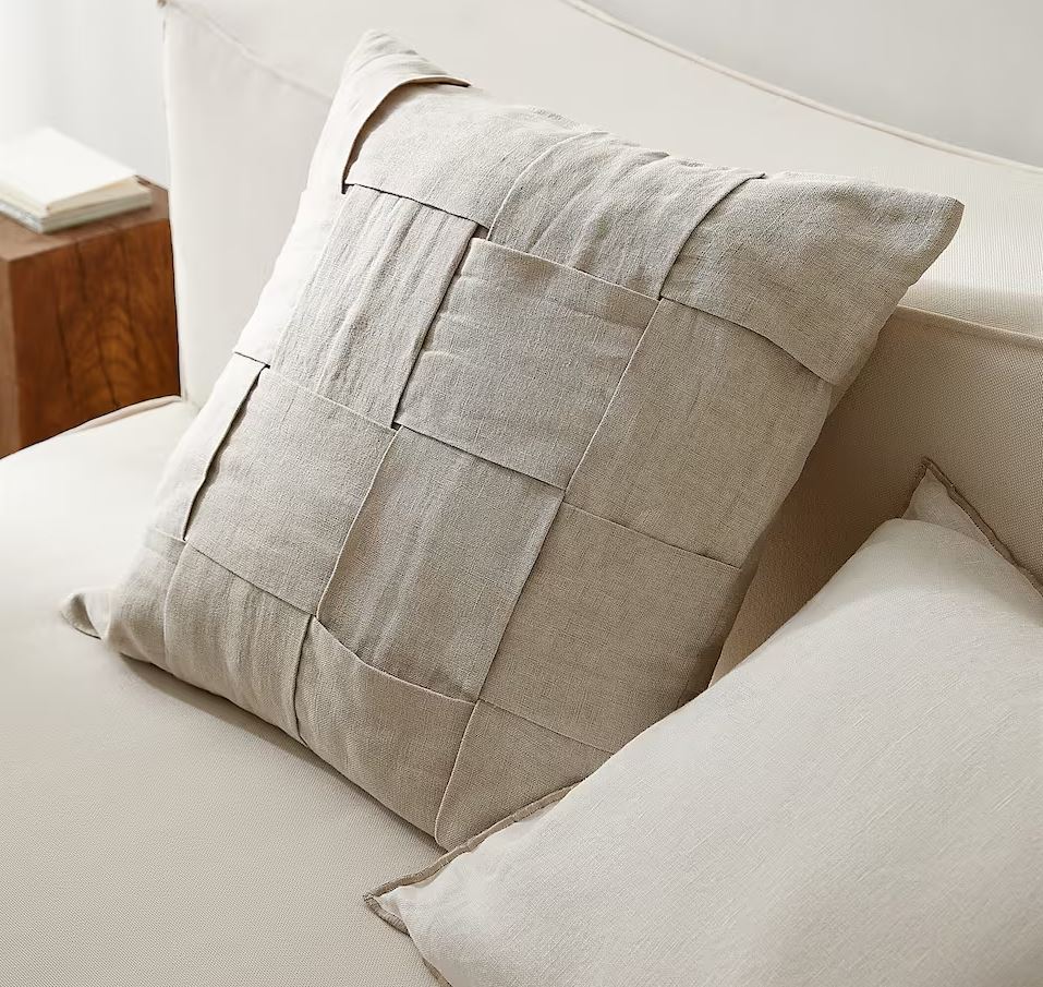 Puro lino intrecciato per il copricuscino quadrato di Mango raffinato e facile da ambientare grazie alla colorazione naturale; inoltre, il tessuto diventa più morbido nel tempo e non ha bisogno di essere stirato perché sta bene anche leggermente stropicciato. Misura L 50 x P 50 cm. Prezzo 39,99 euro. www.mango.com Puro lino intrecciato per il copricuscino quadrato di Mango raffinato e facile da ambientare grazie alla colorazione naturale; inoltre, il tessuto diventa più morbido nel tempo e non ha bisogno di essere stirato perché sta bene anche leggermente stropicciato. Misura L 50 x P 50 cm. Prezzo 39,99 euro. www.mango.com