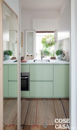 cucina, zona lavaggio, lavello, miscelatore, basi color verde acqua, forno, portafinestra aperta, passatoia marrone, parquet, specchio cucina, zona lavaggio, lavello, miscelatore, basi color verde acqua, forno, portafinestra aperta, passatoia marrone, parquet, specchio