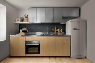 Si sviluppa a parete il modello su misura, con un design di ispirazione scandinava, Atelier di Abimis: la composizione è  caratterizzata dalle ante squadrate in resistente acciaio AISI 304, rivestite in legno di abete per le basi.  Prezzo su richiesta. www.abimis.com Si sviluppa a parete il modello su misura, con un design di ispirazione scandinava, Atelier di Abimis: la composizione è  caratterizzata dalle ante squadrate in resistente acciaio AISI 304, rivestite in legno di abete per le basi.  Prezzo su richiesta. www.abimis.com