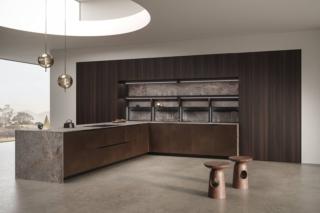 La grande armadiatura a parete con le ante in legno di Eucalipto Sabbiato Affumicato fa parte della cucina Elementi di Snaidero caratterizzata da un design essenziale. La grande penisola è caratterizzata dalle ante lisce in Alluminio brunito in gradazione con le sfumature della venatura presente sulla superficie dell'armadio; il piano di lavoro e lo schienale sono in Ceramica Laminam porfido fiammato. Un modulo base da 60 cm con anta a battente in nobilitato, prezzo 303 euro. www.snaidero.com La grande armadiatura a parete con le ante in legno di Eucalipto Sabbiato Affumicato fa parte della cucina Elementi di Snaidero caratterizzata da un design essenziale. La grande penisola è caratterizzata dalle ante lisce in Alluminio brunito in gradazione con le sfumature della venatura presente sulla superficie dell'armadio; il piano di lavoro e lo schienale sono in Ceramica Laminam porfido fiammato. Un modulo base da 60 cm con anta a battente in nobilitato, prezzo 303 euro. www.snaidero.com