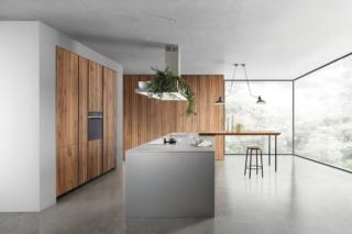 Sono decorate dalle venature le ante impiallacciate premium in noce scalfito della grande armadiatura angolare che completa il modello Aspen di Doimo Cucine; l'isola, con doppia fila di basi, ha le ante con apertura a gola e il piano in stratificato Fenix NTA Acciaio. Il grande piano snack laterale, in appoggio sul top dell'isola e su due sottili gambe nere, è impiallacciato in legno. Prezzo su richiesta. www.doimocucine.com Sono decorate dalle venature le ante impiallacciate premium in noce scalfito della grande armadiatura angolare che completa il modello Aspen di Doimo Cucine; l'isola, con doppia fila di basi, ha le ante con apertura a gola e il piano in stratificato Fenix NTA Acciaio. Il grande piano snack laterale, in appoggio sul top dell'isola e su due sottili gambe nere, è impiallacciato in legno. Prezzo su richiesta. www.doimocucine.com