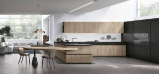 È caratterizzato dalla presenza di una penisola, a cui è collegato il piano snack ovale Plinto Round, la cucina Natural di Stosa. Le ante lisce sono impiallacciate in Rovere Sahara liscio, con una colorazione calda e delicata e un aspetto piacevolmente materico, e sono dotate di zoccoli e maniglie a gola nella finitura Nero spazzolato che creano un piacevole contrasto. Le colonne e il top sono in Neolith® Basalt Black Satin; lo schienale magnetico e luminoso permette di fissare una serie di pratici accessori. Prezzo di una base da 60 cm a partire da 334 euro + Iva. www.stosacucine.com È caratterizzato dalla presenza di una penisola, a cui è collegato il piano snack ovale Plinto Round, la cucina Natural di Stosa. Le ante lisce sono impiallacciate in Rovere Sahara liscio, con una colorazione calda e delicata e un aspetto piacevolmente materico, e sono dotate di zoccoli e maniglie a gola nella finitura Nero spazzolato che creano un piacevole contrasto. Le colonne e il top sono in Neolith® Basalt Black Satin; lo schienale magnetico e luminoso permette di fissare una serie di pratici accessori. Prezzo di una base da 60 cm a partire da 334 euro + Iva. www.stosacucine.com