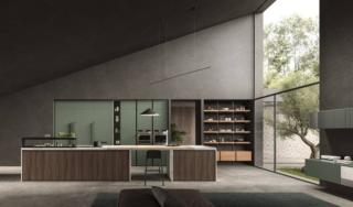 Si sviluppa intorno al grande blocco isola attrezzato posto al centro  la composizione Lab13 di Aran Cucine che si apre completamente sulla zona giorno. Le basi dell'isola presentano il decorativo motivo Rigoletto e sono realizzate in vero legno scuro. L'armadiatura lineare a parete, che accoglie accessori e elettrodomestici, ha le ante delle colonne in laccato verde opaco. Un modulo base da 60 cm, prezzo a partire da 248 euro + IVA. www.arancucine.it Si sviluppa intorno al grande blocco isola attrezzato posto al centro  la composizione Lab13 di Aran Cucine che si apre completamente sulla zona giorno. Le basi dell'isola presentano il decorativo motivo Rigoletto e sono realizzate in vero legno scuro. L'armadiatura lineare a parete, che accoglie accessori e elettrodomestici, ha le ante delle colonne in laccato verde opaco. Un modulo base da 60 cm, prezzo a partire da 248 euro + IVA. www.arancucine.it