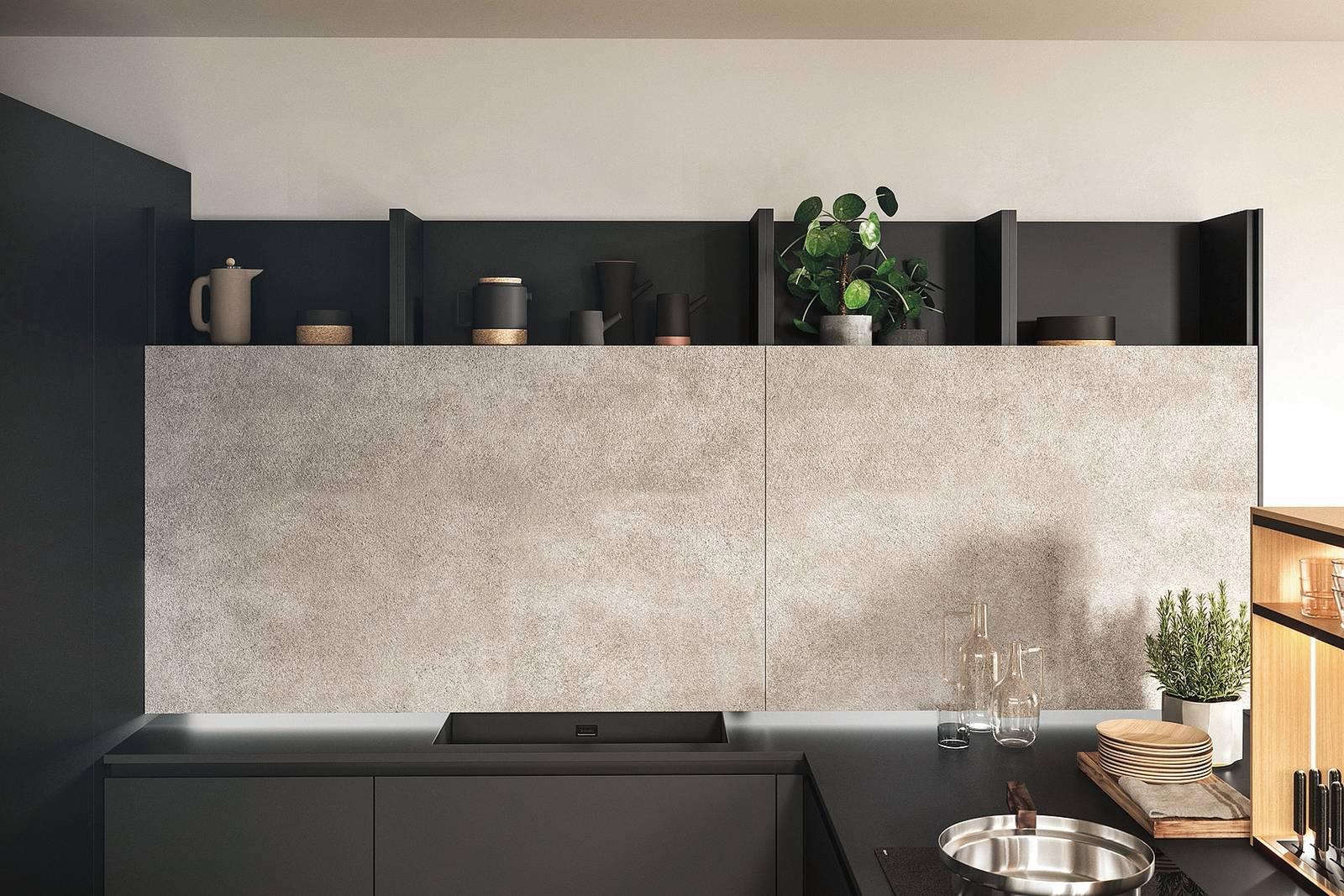 La struttura Wall-L della cucina Link di Snaidero è realizzata in laccato bordato opaco nero ultra con anta in nobilitato arenaria grigia e schienale in vetro retroilluminato magnetico. È integrabile in tutti i modelli di cucina. La struttura Wall-L della cucina Link di Snaidero è realizzata in laccato bordato opaco nero ultra con anta in nobilitato arenaria grigia e schienale in vetro retroilluminato magnetico. È integrabile in tutti i modelli di cucina.