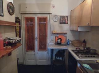 Prima della ristrutturazione, la cucina occupava un ambiente indipendente
in fondo al corridoio lungo e stretto
ed era direttamente collegata con il bagno senza alcun disimpegno (quindi non a norma). Rinnovando il layout, il progettista ha ritenuto che in un appartamento di soli 65 mq fosse
poco razionale riservarne circa 8 mq
a uno spazio operativo di concezione tradizionale: lo stesso locale è stato quindi trasformato in una camera degli ospiti (foto nella pagina a destra).
La nuova zona cottura a vista, al centro della casa (foto a sinistra), risponde invece alle mutate esigenze e risulta quale elemento divisorio che definisce
i percorsi interni. I collegamenti
impiantistici, idraulico ed elettrico,
sono stati prolungati realizzando
tracce a pavimento. Prima della ristrutturazione, la cucina occupava un ambiente indipendente
in fondo al corridoio lungo e stretto
ed era direttamente collegata con il bagno senza alcun disimpegno (quindi non a norma). Rinnovando il layout, il progettista ha ritenuto che in un appartamento di soli 65 mq fosse
poco razionale riservarne circa 8 mq
a uno spazio operativo di concezione tradizionale: lo stesso locale è stato quindi trasformato in una camera degli ospiti (foto nella pagina a destra).
La nuova zona cottura a vista, al centro della casa (foto a sinistra), risponde invece alle mutate esigenze e risulta quale elemento divisorio che definisce
i percorsi interni. I collegamenti
impiantistici, idraulico ed elettrico,
sono stati prolungati realizzando
tracce a pavimento.