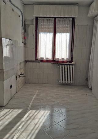 I lavori eseguiti in cucinaOccupava in precedenza un locale separato di circa
12 mq, confinante con
la zona giorno. Sfruttando
gli attacchi già esistenti ed estendendo i collegamenti al centro, la stanza è stata annessa al living con la semplice demolizione di un tramezzo. La posizione
di quest'ultimo coincide
con quella dell'isola multifunzione
che delimita la nuova
zona operativa. I lavori eseguiti in cucinaOccupava in precedenza un locale separato di circa
12 mq, confinante con
la zona giorno. Sfruttando
gli attacchi già esistenti ed estendendo i collegamenti al centro, la stanza è stata annessa al living con la semplice demolizione di un tramezzo. La posizione
di quest'ultimo coincide
con quella dell'isola multifunzione
che delimita la nuova
zona operativa.