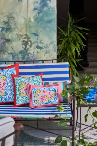 Trasformano in un accogliente sofà anche un divanetto in ferro i cuscini Dam Dam di Lisa Corti: sono rivestiti in cotone decorato da un fresco motivo a fiori in diverse varianti di colore. Sono disponibili in misure e formati diversi. Dam Dam Blue misura L 40 x P 30 cm. Prezzo 48 euro.  Dam Dam Veronese Blue misura L 45 x P 45 cm. Prezzo 60 euro. www.lisacorti.com Trasformano in un accogliente sofà anche un divanetto in ferro i cuscini Dam Dam di Lisa Corti: sono rivestiti in cotone decorato da un fresco motivo a fiori in diverse varianti di colore. Sono disponibili in misure e formati diversi. Dam Dam Blue misura L 40 x P 30 cm. Prezzo 48 euro.  Dam Dam Veronese Blue misura L 45 x P 45 cm. Prezzo 60 euro. www.lisacorti.com