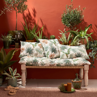 Una fantasia jungle su fondo bianco per i cuscini da esterno Acapulco di La Redoute Interieurs: il rivestimento è realizzato in misto cotone e poliestere con trattamento idrorepellente per una protezione extra contro macchie e umidità. Sono disponibili in due formati. Misurano L 60 x P 40 cm e L 50 x P 50 cm. Prezzo 20,99 euro cad. www.laredoute.it Una fantasia jungle su fondo bianco per i cuscini da esterno Acapulco di La Redoute Interieurs: il rivestimento è realizzato in misto cotone e poliestere con trattamento idrorepellente per una protezione extra contro macchie e umidità. Sono disponibili in due formati. Misurano L 60 x P 40 cm e L 50 x P 50 cm. Prezzo 20,99 euro cad. www.laredoute.it