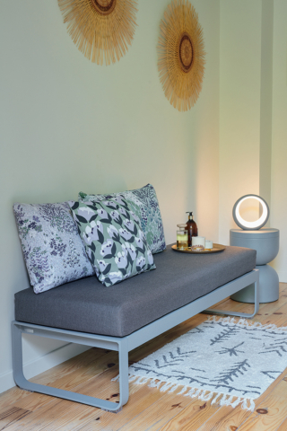 Trasformano la panca in un comodo divanetto i cuscini da esterno Bouquet Sauvage di Fermob con motivi floreali XXL nelle fresche tonalità del verde e del viola. Il rivestimento sfoderabile ha una superficie idrorepellente che non teme i raggi UV, le macchie e le muffe. Misurano L 44 x P 44 cm. Prezzo da 69 euro. www.fermob.com Trasformano la panca in un comodo divanetto i cuscini da esterno Bouquet Sauvage di Fermob con motivi floreali XXL nelle fresche tonalità del verde e del viola. Il rivestimento sfoderabile ha una superficie idrorepellente che non teme i raggi UV, le macchie e le muffe. Misurano L 44 x P 44 cm. Prezzo da 69 euro. www.fermob.com