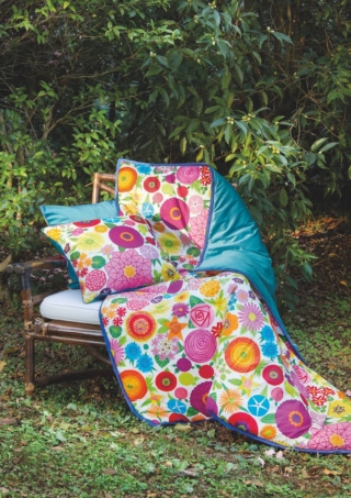 L'iconico disegno Galla Placidia di Ken Scott per i cuscini quadrati di Gabel1957: sono realizzati in percalle di puro cotone con il retro in velluto e il bordo impreziosito da un raffinato piping a contrasto. La superficie è decorata da un allegro trionfo di peonie, rose, papaveri, girasole e peonie stilizzati e coloratissimi. Misurano L 50 x P 50 cm. Prezzo 38,50 euro cad. www.gabel1957.it L'iconico disegno Galla Placidia di Ken Scott per i cuscini quadrati di Gabel1957: sono realizzati in percalle di puro cotone con il retro in velluto e il bordo impreziosito da un raffinato piping a contrasto. La superficie è decorata da un allegro trionfo di peonie, rose, papaveri, girasole e peonie stilizzati e coloratissimi. Misurano L 50 x P 50 cm. Prezzo 38,50 euro cad. www.gabel1957.it