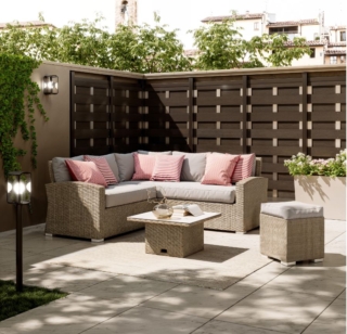 Rendono comodissimo e allegro il divano i cuscini outdoor Policot di Naterial (Ref. 83719561) in vendita da Leroy Merlin: sono rivestiti in tessuto a righe bianco e rosso e sono imbottiti in fibra di poliestere. Misurano L 45 x P 45 cm. Prezzo 9,99 euro cad. www.leroymerlin.it Rendono comodissimo e allegro il divano i cuscini outdoor Policot di Naterial (Ref. 83719561) in vendita da Leroy Merlin: sono rivestiti in tessuto a righe bianco e rosso e sono imbottiti in fibra di poliestere. Misurano L 45 x P 45 cm. Prezzo 9,99 euro cad. www.leroymerlin.it