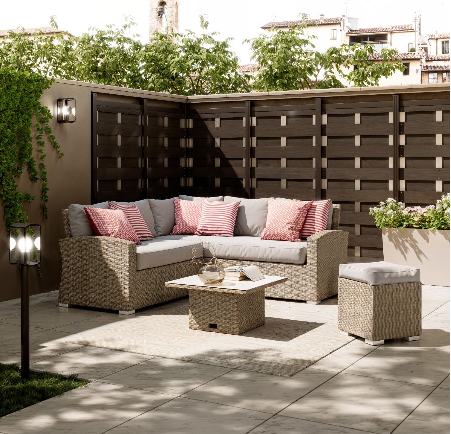 Rendono comodissimo e allegro il divano i cuscini outdoor Policot di Naterial (Ref. 83719561) in vendita da Leroy Merlin: sono rivestiti in tessuto a righe bianco e rosso e sono imbottiti in fibra di poliestere. Misurano L 45 x P 45 cm. Prezzo 9,99 euro cad. www.leroymerlin.it Rendono comodissimo e allegro il divano i cuscini outdoor Policot di Naterial (Ref. 83719561) in vendita da Leroy Merlin: sono rivestiti in tessuto a righe bianco e rosso e sono imbottiti in fibra di poliestere. Misurano L 45 x P 45 cm. Prezzo 9,99 euro cad. www.leroymerlin.it