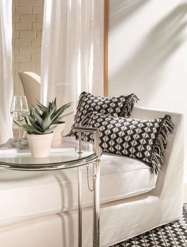 Effetto optical per i cuscini rettangolari per interno ed esterno Morty Bianco & Nero di Benuta: sono rivestiti in poliestere riciclato tessuto a mano con un decoro geometrico. I bordi laterali sono  impreziositi da frange e sono imbottiti in 100% Micropile. Misurano L 50 x P 30 cm e costano 44,95 euro cad. www.benuta.it Effetto optical per i cuscini rettangolari per interno ed esterno Morty Bianco & Nero di Benuta: sono rivestiti in poliestere riciclato tessuto a mano con un decoro geometrico. I bordi laterali sono  impreziositi da frange e sono imbottiti in 100% Micropile. Misurano L 50 x P 30 cm e costano 44,95 euro cad. www.benuta.it