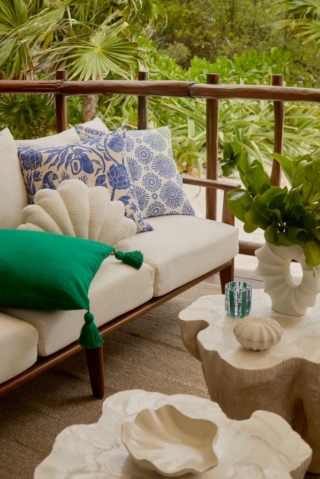 Ha la forma di una conchiglia candida il cuscino (art. 1168051006) con un morbido rivestimento in tessuto bouclé bianco in 100% poliestere riciclato. Prezzo 29,90 euro. É abbinato al copricuscino (art. 1214853005) in pesante tessuto  misto cotone e lino verde con nappine. Misura L 50 x P 50 cm. Prezzo 17,99 euro. Tutti di H&M Home. www.hm.com Ha la forma di una conchiglia candida il cuscino (art. 1168051006) con un morbido rivestimento in tessuto bouclé bianco in 100% poliestere riciclato. Prezzo 29,90 euro. É abbinato al copricuscino (art. 1214853005) in pesante tessuto  misto cotone e lino verde con nappine. Misura L 50 x P 50 cm. Prezzo 17,99 euro. Tutti di H&M Home. www.hm.com