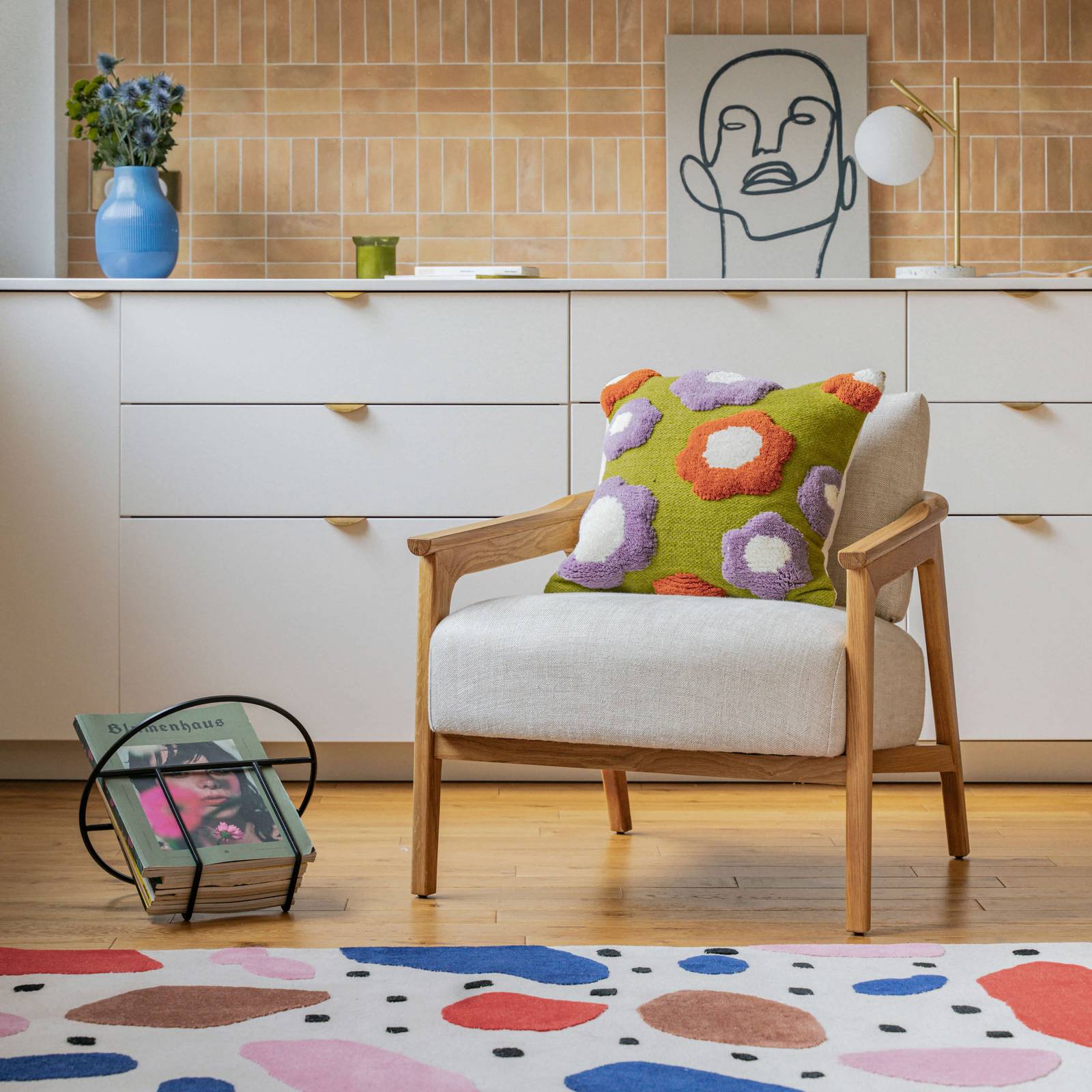 Allegro e colorato il cuscino quadrato Purple Flower  di Colortherapis in vendita su Made in Design che è prodotto interamente a mano con scampoli di tessuto e motivi floreali, con uno stile pop, in rilievo. È sfoderabile e lavabile a secco. Misura L 45 x P 45 cm. Prezzo 115 euro. www.madeindesign.it Allegro e colorato il cuscino quadrato Purple Flower  di Colortherapis in vendita su Made in Design che è prodotto interamente a mano con scampoli di tessuto e motivi floreali, con uno stile pop, in rilievo. È sfoderabile e lavabile a secco. Misura L 45 x P 45 cm. Prezzo 115 euro. www.madeindesign.it