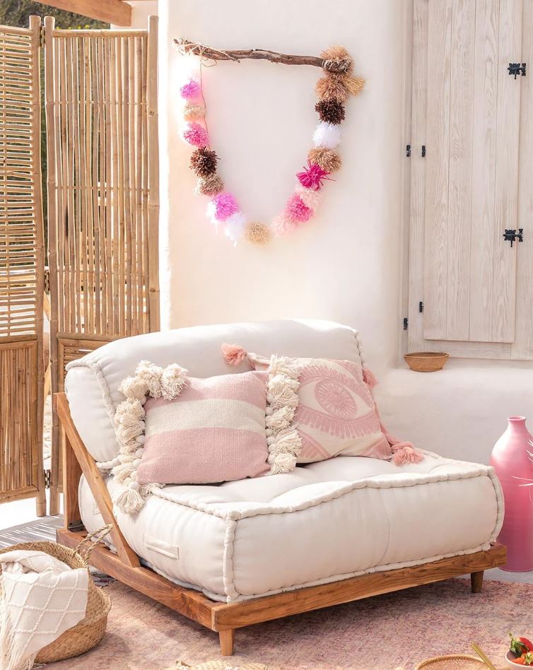 Una delicata sfumatura rosa confetto per il cuscino rettangolare Bibi di Sklum che è rivestito in tessuto di cotone a righe sfoderabile ed è impreziosito da una serie di nappine sui bordi. Misura L 58 x P 39 cm. Prezzo 21,95 euro. www.sklum.com Una delicata sfumatura rosa confetto per il cuscino rettangolare Bibi di Sklum che è rivestito in tessuto di cotone a righe sfoderabile ed è impreziosito da una serie di nappine sui bordi. Misura L 58 x P 39 cm. Prezzo 21,95 euro. www.sklum.com