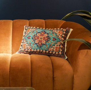 É realizzato a mano il cuscino rettangolare Boho Antike di KARE che si ispira ai decori dei tappeti persiani; il rivestimento è in cotone, l'imbottitura in poliestere. Sta bene posizionato, anche da solo, in un angolo del divano. Misura L 57 x P 37 cm. Prezzo 57,95 euro. è  www.kare-italia.it É realizzato a mano il cuscino rettangolare Boho Antike di KARE che si ispira ai decori dei tappeti persiani; il rivestimento è in cotone, l'imbottitura in poliestere. Sta bene posizionato, anche da solo, in un angolo del divano. Misura L 57 x P 37 cm. Prezzo 57,95 euro. è  www.kare-italia.it