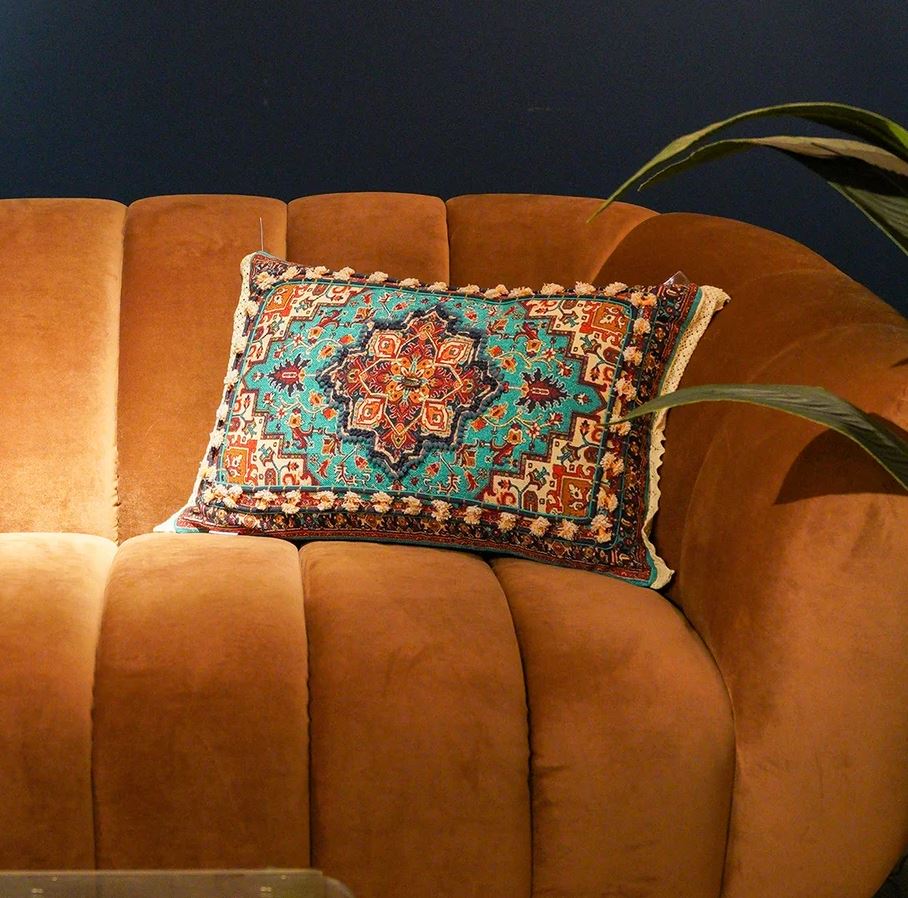 É realizzato a mano il cuscino rettangolare Boho Antike di KARE che si ispira ai decori dei tappeti persiani; il rivestimento è in cotone, l'imbottitura in poliestere. Sta bene posizionato, anche da solo, in un angolo del divano. Misura L 57 x P 37 cm. Prezzo 57,95 euro. è  www.kare-italia.it É realizzato a mano il cuscino rettangolare Boho Antike di KARE che si ispira ai decori dei tappeti persiani; il rivestimento è in cotone, l'imbottitura in poliestere. Sta bene posizionato, anche da solo, in un angolo del divano. Misura L 57 x P 37 cm. Prezzo 57,95 euro. è  www.kare-italia.it