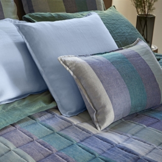 Raso jacquard tinto in filo per il cuscino rettangolare Gradazioni di Fazzini che è rivestito in misto lino e cotone con trattamento Pentec che dona aspetto fresco, volume ed elasticità, garantendo una completa assenza di pilling. Misura L 50 x P 30 cm. Prezzo 49 euro. www.fazzinihome.com Raso jacquard tinto in filo per il cuscino rettangolare Gradazioni di Fazzini che è rivestito in misto lino e cotone con trattamento Pentec che dona aspetto fresco, volume ed elasticità, garantendo una completa assenza di pilling. Misura L 50 x P 30 cm. Prezzo 49 euro. www.fazzinihome.com