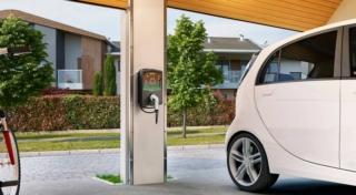 esterno-abitazione-con-colonnina-ricarica-tutti-veicoli-elettrici-JOINON-I-CON