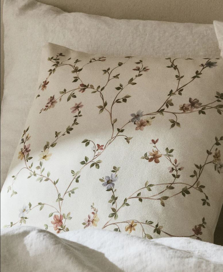 Un romantico motivo floreale per la federa da cuscino (rif. 4177/008) di Zara Home in puro cotone stampato: sta bene sul letto “vestito” con lenzuola di lino chiaro. Misura L 45 x P 45 cm. Prezzo 15,99 euro. www.zarahome.com Un romantico motivo floreale per la federa da cuscino (rif. 4177/008) di Zara Home in puro cotone stampato: sta bene sul letto “vestito” con lenzuola di lino chiaro. Misura L 45 x P 45 cm. Prezzo 15,99 euro. www.zarahome.com