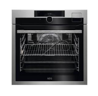 Il forno a vapore SteamPro BSE998230M di Aeg con 25 funzioni di cottura, ha funzione Steamify®, che permette di cuocere a vapore e sottovuoto qualsiasi tipo di alimento. Combinando vapore e calore, la cottura potrà essere regolata anche automaticamente dal forno stesso. Dotato inoltre di connettività integrata, che consente di scegliere le impostazioni a seconda del tipo di cottura, come il tempo e la temperatura, è in classe A++. Capiente 70 litri, ha 25 programmi. Largo 60 cm. Prezzo 2.430 euro. www.aeg.it Il forno a vapore SteamPro BSE998230M di Aeg con 25 funzioni di cottura, ha funzione Steamify®, che permette di cuocere a vapore e sottovuoto qualsiasi tipo di alimento. Combinando vapore e calore, la cottura potrà essere regolata anche automaticamente dal forno stesso. Dotato inoltre di connettività integrata, che consente di scegliere le impostazioni a seconda del tipo di cottura, come il tempo e la temperatura, è in classe A++. Capiente 70 litri, ha 25 programmi. Largo 60 cm. Prezzo 2.430 euro. www.aeg.it