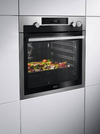Mantenendo un perfetto livello di umidità, il forno a vapore SteamCrisp BSS572260M di Aeg permette di cucinare in modo uniforme e perfetto, anche grazie al sistema di ventilazione ThermiC°Air, che distribuisce l’aria in maniera uniforme in tutta la cavità. Dotato di termosonda per un controllo accurato e preciso del processo di cottura direttamente al cuore degli alimenti, è capiente 72 litri e ha sistema di pulizia pirolitica regolabile su 3 livelli. In classe A+, è largo 60 cm. Prezzo 1.300 euro. www.aeg.it Mantenendo un perfetto livello di umidità, il forno a vapore SteamCrisp BSS572260M di Aeg permette di cucinare in modo uniforme e perfetto, anche grazie al sistema di ventilazione ThermiC°Air, che distribuisce l’aria in maniera uniforme in tutta la cavità. Dotato di termosonda per un controllo accurato e preciso del processo di cottura direttamente al cuore degli alimenti, è capiente 72 litri e ha sistema di pulizia pirolitica regolabile su 3 livelli. In classe A+, è largo 60 cm. Prezzo 1.300 euro. www.aeg.it