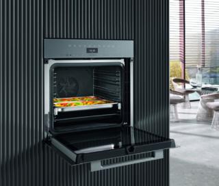 Il forno a vapore combinato DGC 7250 CS di Miele permette di scegliere tra cottura tradizionale, a vapore o combinata, che unisce calore umido e secco. Capiente 76 litri, è in classe A+. Grazie alla funzione di raffreddamento rapido ed automatico TasteControl, si apre da solo al termine della cottura per impedire che le pietanze si brucino, ha display DirectSensor S, con testi in chiaro e comandi a sensore, che rende la seleziona delle modalità di cottura e le impostazioni del forno facili ed intuitive, mentre il rivestimento in PerfectClean assicura la massima semplicità durante la pulizia. Largo 60 cm. Prezzo 2.249 euro. www.miele.it Il forno a vapore combinato DGC 7250 CS di Miele permette di scegliere tra cottura tradizionale, a vapore o combinata, che unisce calore umido e secco. Capiente 76 litri, è in classe A+. Grazie alla funzione di raffreddamento rapido ed automatico TasteControl, si apre da solo al termine della cottura per impedire che le pietanze si brucino, ha display DirectSensor S, con testi in chiaro e comandi a sensore, che rende la seleziona delle modalità di cottura e le impostazioni del forno facili ed intuitive, mentre il rivestimento in PerfectClean assicura la massima semplicità durante la pulizia. Largo 60 cm. Prezzo 2.249 euro. www.miele.it