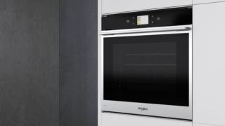 Con frontale inox, il forno autopulente W Collection W9 OS2 4S1 P di Whirlpool ha funzione Ready2Cook, che utilizza un potente sistema a convezione per raggiungere rapidamente la temperatura corretta ed eliminare la fase di preriscaldamento. Grazie alla tecnologia 6° SENSO è possibile selezionare un'ampia varietà di ricette preprogrammate e il forno regola poi automaticamente temperatura e tempi di cottura. In classe A+, è capiente 73 litri e ha 8 funzioni principali. È largo 60 cm. Prezzo da rivenditore. www.whirlpool.it Con frontale inox, il forno autopulente W Collection W9 OS2 4S1 P di Whirlpool ha funzione Ready2Cook, che utilizza un potente sistema a convezione per raggiungere rapidamente la temperatura corretta ed eliminare la fase di preriscaldamento. Grazie alla tecnologia 6° SENSO è possibile selezionare un'ampia varietà di ricette preprogrammate e il forno regola poi automaticamente temperatura e tempi di cottura. In classe A+, è capiente 73 litri e ha 8 funzioni principali. È largo 60 cm. Prezzo da rivenditore. www.whirlpool.it