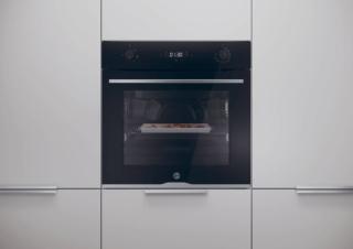 Multifunzione a vapore, il forno H-Oven 500 di Hoover ha sistema di pulizia idrolitica e display full touch per scegliere la funzione, impostare il tempo di cottura e selezionare la temperatura per ogni zona della cavità. Il display, inoltre, mostra quale delle zone è in uso. Grazie all’assistente vocale, è anche possibile parlare direttamente con il forno tramite Google Home o Amazon Alexa e chiedere suggerimenti sulla corretta modalità di cottura, temperatura, pulizia e molto altro. Largo 60 cm, in classe A+, ha chiusura ammortizzata dello sportello. Prezzo da rivenditore. www.hoover.it Multifunzione a vapore, il forno H-Oven 500 di Hoover ha sistema di pulizia idrolitica e display full touch per scegliere la funzione, impostare il tempo di cottura e selezionare la temperatura per ogni zona della cavità. Il display, inoltre, mostra quale delle zone è in uso. Grazie all’assistente vocale, è anche possibile parlare direttamente con il forno tramite Google Home o Amazon Alexa e chiedere suggerimenti sulla corretta modalità di cottura, temperatura, pulizia e molto altro. Largo 60 cm, in classe A+, ha chiusura ammortizzata dello sportello. Prezzo da rivenditore. www.hoover.it