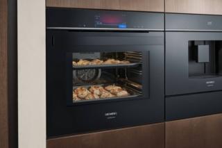 Consente una cottura uniforme su 4 livelli contemporaneamente il forno da incasso a vapore iQ700 HS958KDB1 di Siemens. Chiaro e semplice da utilizzare, il pannello comandi touch consente di gestire il forno a 360 gradi: dal controllo della temperatura all’impostazione del timer, passando per alcune di funzioni intelligenti, studiate per un’esperienza di cottura ottimale delle pietanze. Ha sensore roastingSensor Plus che misura la temperatura in tre punti diversi della carne per la massima precisione mentre quello bakingSensor Plus monitora il livello di umidità durante il processo di cottura completamente automatico. Guidato da una telecamera e con il supporto dell'intelligenza artificiale, il forno è in grado di cuocere gli alimenti nel modo preferito. Largo 60 cm, ha capienza di 71 litri, è n classe A+. Prezzo da rivenditore. www.siemens-home.bsh-group.com/it Consente una cottura uniforme su 4 livelli contemporaneamente il forno da incasso a vapore iQ700 HS958KDB1 di Siemens. Chiaro e semplice da utilizzare, il pannello comandi touch consente di gestire il forno a 360 gradi: dal controllo della temperatura all’impostazione del timer, passando per alcune di funzioni intelligenti, studiate per un’esperienza di cottura ottimale delle pietanze. Ha sensore roastingSensor Plus che misura la temperatura in tre punti diversi della carne per la massima precisione mentre quello bakingSensor Plus monitora il livello di umidità durante il processo di cottura completamente automatico. Guidato da una telecamera e con il supporto dell'intelligenza artificiale, il forno è in grado di cuocere gli alimenti nel modo preferito. Largo 60 cm, ha capienza di 71 litri, è n classe A+. Prezzo da rivenditore. www.siemens-home.bsh-group.com/it