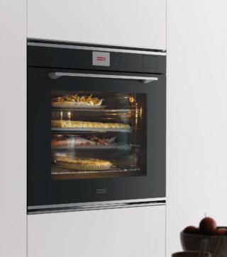 Il display TFT è intuitivo per guidare passo dopo passo nella preparazione di ogni ricetta con il forno Mythos FMY 99 HS BK di Franke. Full Steam, ha funzione Cook Assist con ricette automatiche preimpostate. Il serbatoio per l’acqua di cottura è capiente 1,5 litri e i sensori elettronici controllano i tempi di preparazione e la quantità di vapore necessaria per risultati sempre eccellenti. Con la funzione Multicooking è inoltre possibile cuocere fino a 4 pietanze contemporaneamente. Largo 60 cm, in classe A+, è capiente 73 litri. Prezzo 3.342 euro.  www.franke.it Il display TFT è intuitivo per guidare passo dopo passo nella preparazione di ogni ricetta con il forno Mythos FMY 99 HS BK di Franke. Full Steam, ha funzione Cook Assist con ricette automatiche preimpostate. Il serbatoio per l’acqua di cottura è capiente 1,5 litri e i sensori elettronici controllano i tempi di preparazione e la quantità di vapore necessaria per risultati sempre eccellenti. Con la funzione Multicooking è inoltre possibile cuocere fino a 4 pietanze contemporaneamente. Largo 60 cm, in classe A+, è capiente 73 litri. Prezzo 3.342 euro.  www.franke.it