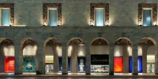 Lampade di design illuminano le vetrine di Rinascente a Milano