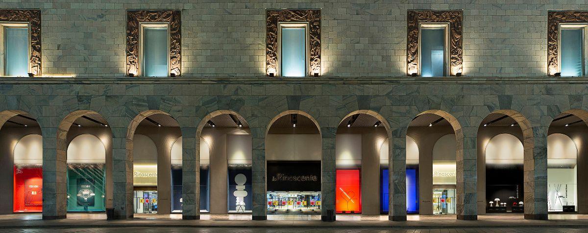 A Milano le lampade di design illuminano le vetrine di Rinascente - Cose di  Casa