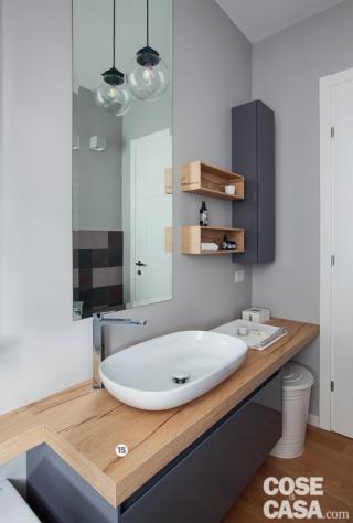 Il mobile lavabo è realizzato su misura da Azzurra Bagni. Spugne di Ikea. Il mobile lavabo è realizzato su misura da Azzurra Bagni. Spugne di Ikea.