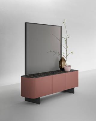 Dall'unione della madia Side con il separé View, entrambi di Caccaro, nasce una composizione adatta a suddividere gli ambienti della casa senza ricorrere a opere strutturali. Side View è un arredo smart e multifunzionale, ideale per razionalizzare spazi ampi. Il telo screen è inserito sul telaio in alluminio di View e crea un equilibrato effetto vedo non vedo, mentre il retro si apre a molteplici funzioni. Alla capienza della madia Side si unisce la praticità di un telaio attrezzato con ripiani, configurabile a seconda dell’ambiente in cui è collocato. Misura L 200 cm x H 198 cm x P 53,3 cm. Finiture disponibili Cotto, Kera Sahara Noir, Nero Stout. Prezzo 3.988,40 più Iva. www.caccaro.it Dall'unione della madia Side con il separé View, entrambi di Caccaro, nasce una composizione adatta a suddividere gli ambienti della casa senza ricorrere a opere strutturali. Side View è un arredo smart e multifunzionale, ideale per razionalizzare spazi ampi. Il telo screen è inserito sul telaio in alluminio di View e crea un equilibrato effetto vedo non vedo, mentre il retro si apre a molteplici funzioni. Alla capienza della madia Side si unisce la praticità di un telaio attrezzato con ripiani, configurabile a seconda dell’ambiente in cui è collocato. Misura L 200 cm x H 198 cm x P 53,3 cm. Finiture disponibili Cotto, Kera Sahara Noir, Nero Stout. Prezzo 3.988,40 più Iva. www.caccaro.it