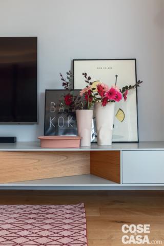 Sul piano del mobile tv, vasi e oggetti sono di Paola C. Sul piano del mobile tv, vasi e oggetti sono di Paola C.