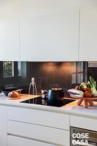 Dettaglio della zona cottura nella cucina a vista della casa di 67 mq nel sottotetto Dettaglio della zona cottura nella cucina a vista della casa di 67 mq nel sottotetto