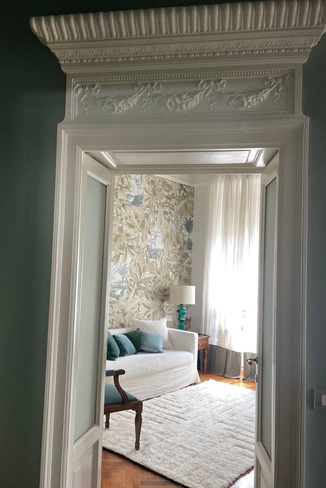 porta con conrice su fondo a risalto porta con conrice su fondo a risalto