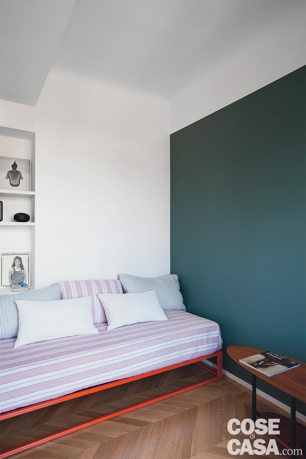 Al soggiorno principale è annesso un piccolo salotto-relax, illuminato da un'altra delle portafinestre affacciate sul terrazzo; la sola parete di fondo della stanza è evidenziata da una finitura in grigio-azzurro opaco che aumenta visivamente la profondità. Il passaggio tra i due ambienti, che non hanno soluzione di continuità nel pavimento in parquet, può essere chiuso da una porta scorrevole a scomparsa.