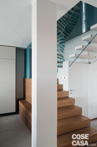 scala, pilastro, gradini in legno, boieserie, pavimento in gres grigio, gradini in legno, gradini a sbalzo, parapetto in vetro