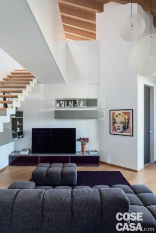 Soggiorno al livello inferiore della casa di 67 mq con sottotetto Soggiorno al livello inferiore della casa di 67 mq con sottotetto