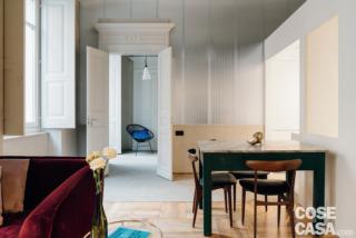 parete policarbonato e soggiorno-cucina con tavolo d'epoca colorato con piano marmo parete policarbonato e soggiorno-cucina con tavolo d'epoca colorato con piano marmo